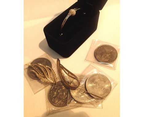 Two Sarah Coventry brooches, Aston Martin clock, five commemorate proof coins and a silver bangle. P&amp;P Group 1 (£14+VAT f