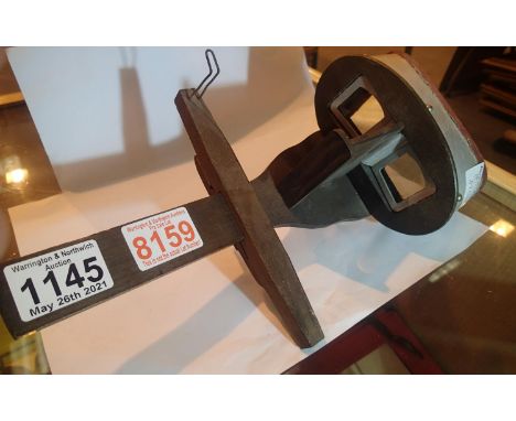 A vintage oak viewer. P&amp;P Group 1 (£14+VAT for the first lot and £1+VAT for subsequent lots) 