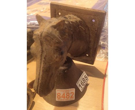 Cast iron horse head bell missing ringer. P&amp;P Group 2 (£18+VAT for the first lot and £3+VAT for subsequent lots) 