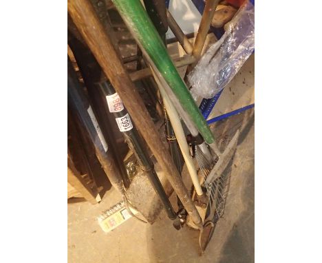Collection of mixed gardening tools. Not available for in-house P&amp;P, contact Paul O'Hea at Mailboxes on 01925 659133 