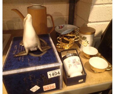 Quantity of mixed collectibles including Sadler, Worcester. Not available for in-house P&amp;P, contact Paul O'Hea at Mailbox