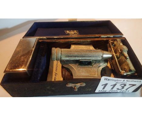 Vintage Wilkinson Sword razor with case. P&amp;P Group 1 (£14+VAT for the first lot and £1+VAT for subsequent lots) 