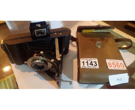 Vintage leather cased Brownie Kodak bellows camera. P&amp;P Group 1 (£14+VAT for the first lot and £1+VAT for subsequent lots