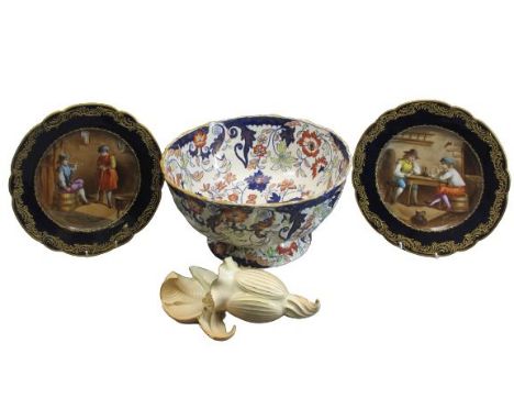 AMHURST FRUIT BOWL, two continental hand painted cabinet plates and a Royal Worcester wall pocket 1085 shape, 15.5cms H, 18.5