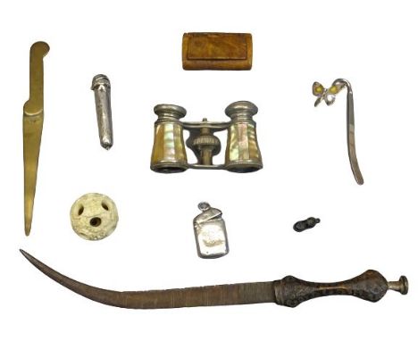 HALLMARKED SILVER and other bijouterie items to include a small vesta case, Birmingham 1894, a capped holder for a cheroot mo