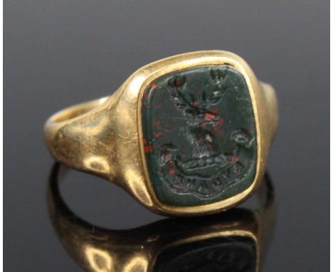 A George V gent's 18ct gold signet ring, having bloodstone set armorial tablet, Birmingham 1917, 4.7g, size LSome surface scr