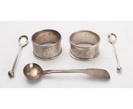 A small group of silver, comprising of two napkin rings, a Victorian Fiddle pattern salt spoon and two further salt spoons, 5