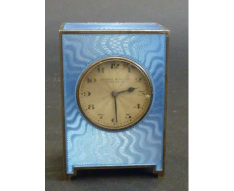 AN ASPREY ENAMELLED SILVER MINIATURE CARRIAGE CLOCK, London 1922, the rectangular case with integral stepped feet, engine tur