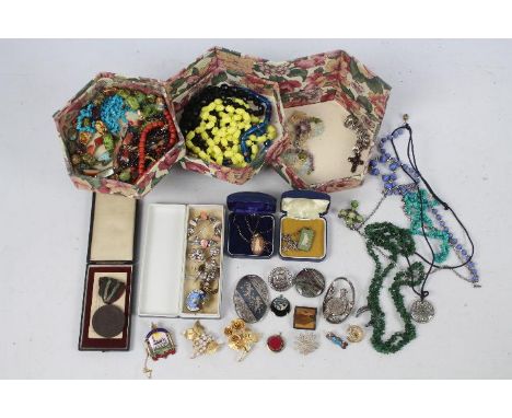 Costume jewellery to include necklaces, brooches, pendants, two Wedgwood Jasperware and silver pendants in original boxes, Ma