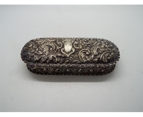 An Edwardian silver table snuff box with repousse decoration, Chester assay 1903, approximately 88.5 grams / 2.8 ozt