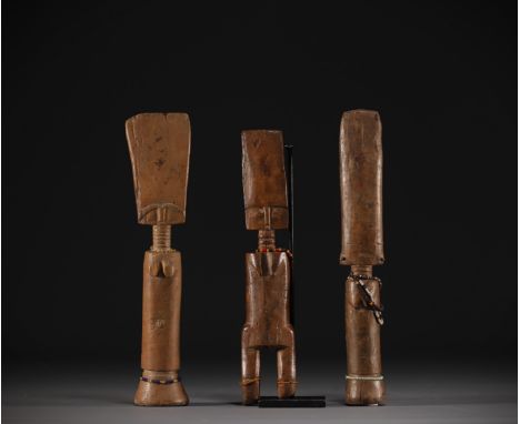Ghana - Set of three carved wooden Fanti dolls. - Weight: 280 g - Shipping available - Region: Afrique - Sizes: H 270MM X L 6