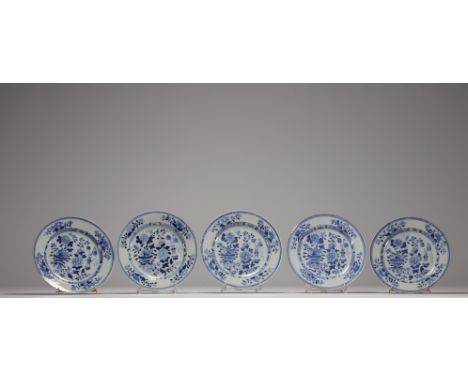 China - Set of five blue-white porcelain plates, 18th century, Chienlung period, one plate with a hairline and some minor imp