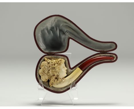 Meerschaum pipe carved with a woman's head, in its scabbard, 19th-20th century. - Weight: 70 g - Shipping available - Region: