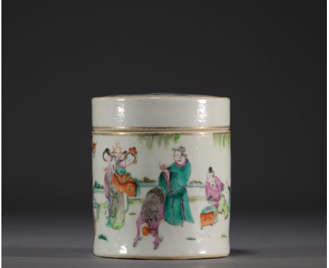 China - Famille rose porcelain box decorated with characters. - Weight: 835 g - Shipping available - Region: Chine - Sizes: H