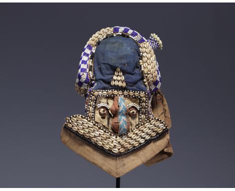 Mukenga" elephant mask, Kuba, made of beads, fabric and shells, Democratic Republic of Congo - Weight: 1.36 kg - Shipping ava
