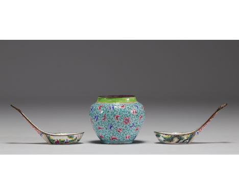 China - Set of three painted enamel pieces, a small bowl and two spoons. - Weight: 120 g - Shipping available - Region: Chine
