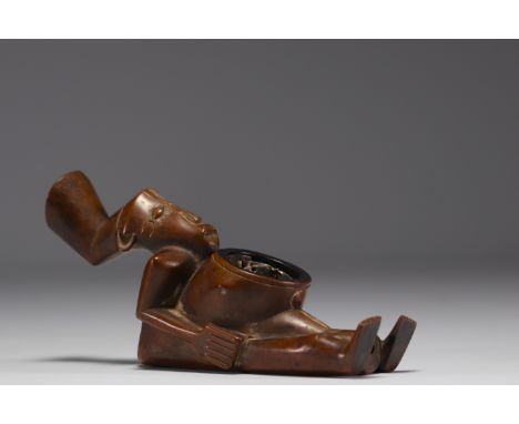 Africa - Mangbetu carved wooden pipe. - Weight: 270 g - Shipping available - Region: Afrique - Sizes: H 120MM X L 230MM - At 