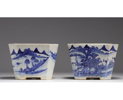 China - Pair of blue-white porcelain planters with landscape decoration, Qing period. - Weight: 5.15 kg - Shipping unavailabl
