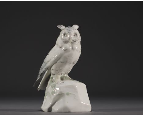 "Grand-duc a l'affut" (Great horned owl on the prowl) Porcelain statuette, debossed mark under the piece. - Weight: 385 g - S