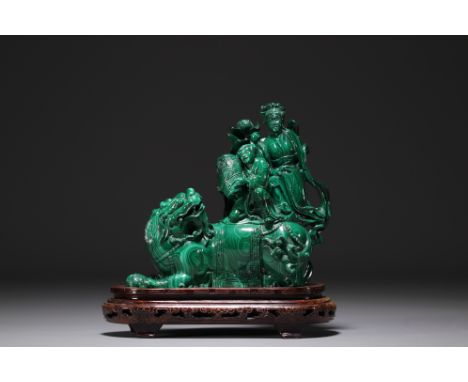 China - Malachite sculpture representing a Fo dog and characters, on a wooden base. - Weight: 3.43 kg - Shipping unavailable 