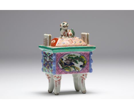 China - Polychrome porcelain perfume burner with landscape decoration, lid topped with a Fo dog. - Weight: 480 g - Shipping a
