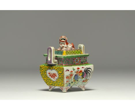 China - Small perfume burner in polychrome porcelain with floral decoration, rooster, lid topped by a Fo dog. - Weight: 610 g