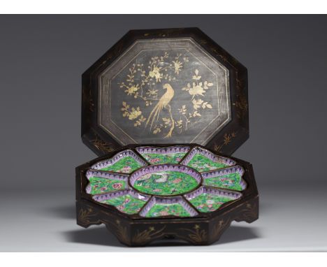China - Set of cloisonne enamel dishes with floral and bird decor in original lacquer box, 19th century. - Weight: 1.35 kg - 