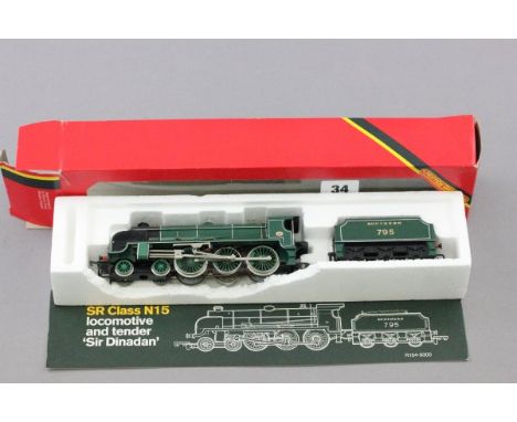 Boxed OO gauge Hornby R154 SR Loco Sir Dinadan engine with tender