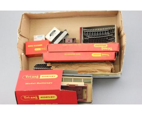 Group of OO gauge model railway accessories including boxed Hornby R458A Small Station Set, R577 Converter Wagon, R633 Liner 
