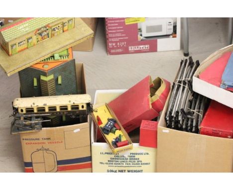 Quantity of O gauge Hornby trackside accessories including engine shed, platform, Pullman coach, track, lead platform figures