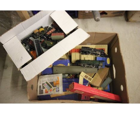 Good quantity of Hornby Dublo model railway including Duchess of Montrose engine plus two BR in black livery, boxed D1 Island