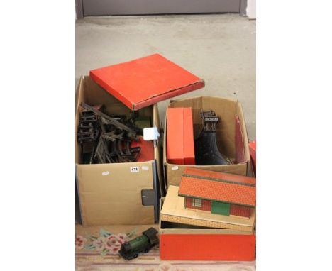 Quantity of O gauge Hornby model railway including boxed No 1 Goods Platform, boxed Turntable No 2, boxed Junction Signal No 