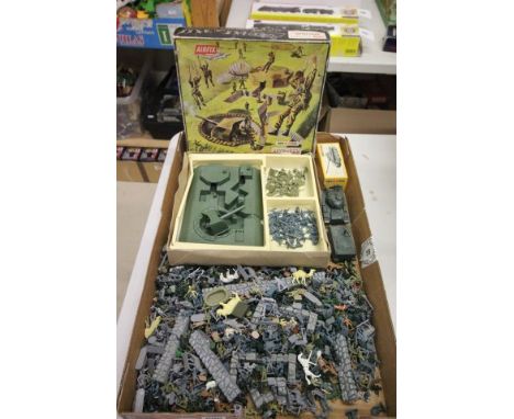 Quantity of HO-OO scale soldiers including boxed Beachead Playset Series