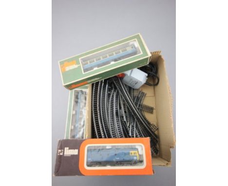 Collection of Lima OO gauge model railway including boxed 8049M D6524 Diesel engine, two boxed coaches (9137 & 9136), track a