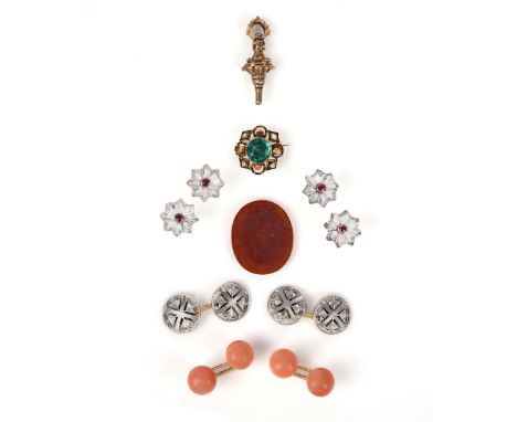 λ A group of jewels including two pairs of cufflinks, one set with coral buttons in gold, the other pair with circular links 