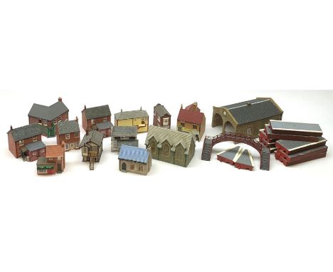Hornby Skaledale - thirteen assorted buildings including Engine Shed, Mr. Chips Fish &amp; Chip Shop, Hanson's Bakery, Corner