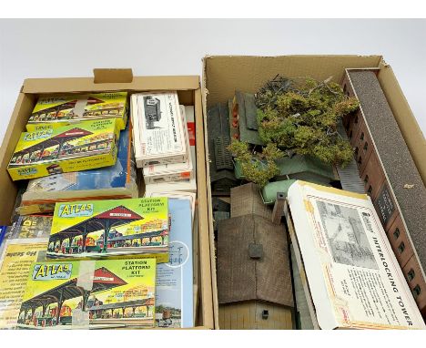 HO scale - fourteen unmade trackside building construction kits including Cornerstone Sunrise Feed Mill, four Atlas Station P