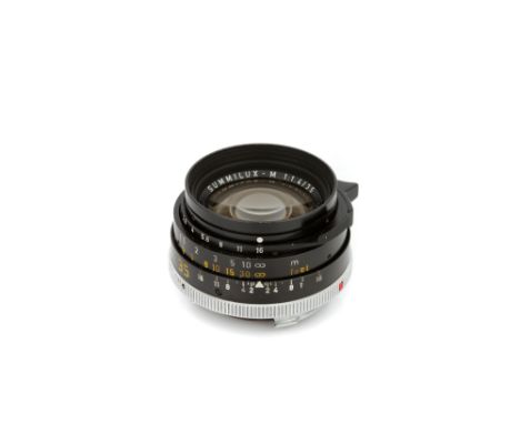 A Leitz Summilux-M f/1.4 35mm Lens, 1981, black, serial no. 3140038, body, G-VG, elements, VG-ENote: Lot imported under Tempo