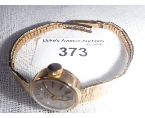 A LADIES 9CT YELLOW GOLD ROTARY WRISTWATCH, attached to a 9ct yellow gold bracelet