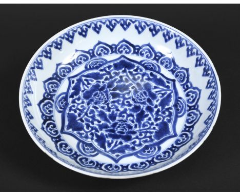 CHINESE BLUE &amp; WHITE CIRCULAR PORCELAIN DISH - KANGXI Qing Dynasty, Kangxi period, painted to the centre of the interior 