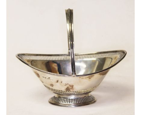 An Edwardian silver pierced pedestal based bon bon dish with swing handle, William Hair Haseler, Birmingham 1909, length 16.5