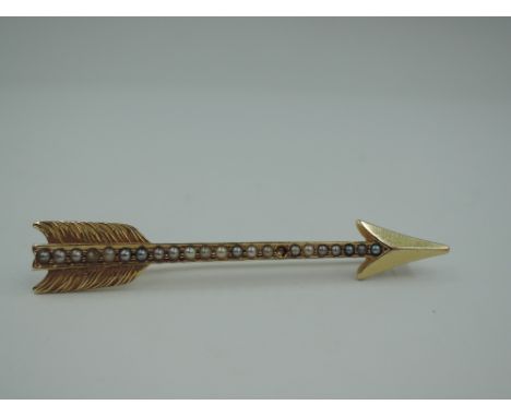 A yellow metal brooch stamped 14K in the form of an arrow having split pearl decoration, one pearl missing, approx 3.3g