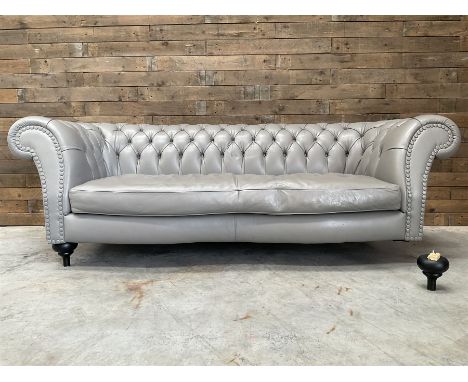 Three seat Chesterfield sofa, upholstered in grey buttoned leather - damaged legDimensions: Height:&nbsp;80cm&nbsp; Length/Wi