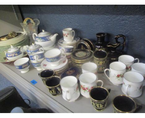 A mixed lot to include a Wedgwood Blue Siam tea service, etched glass vase and other items 