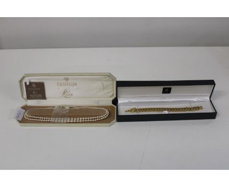 Two pieces of boxed vintage jewellery 