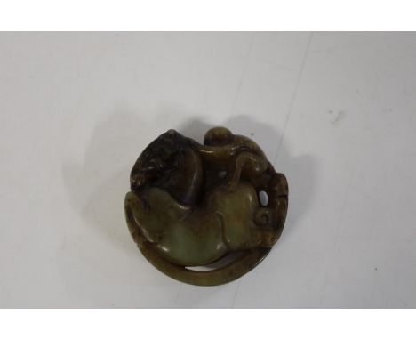 A Jade amulet of a monkey on a horse d5cm 