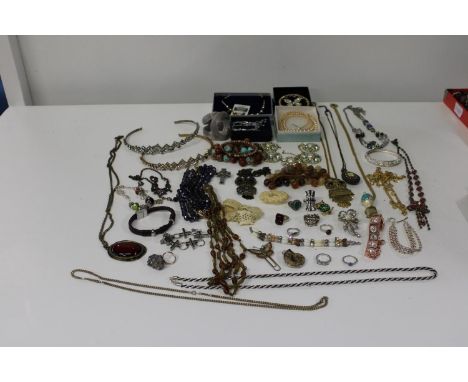 A job lot of vintage costume jewellery etc 