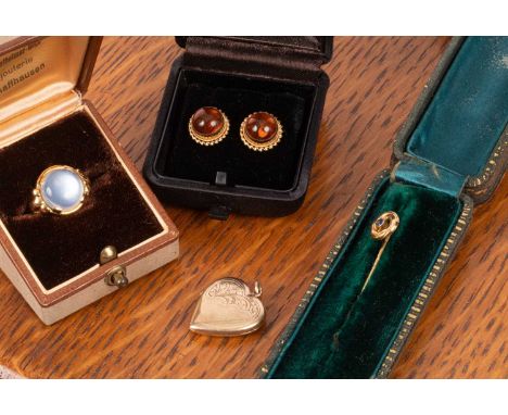 A pair of 9ct gold and reconstituted amber stud earrings, a 9ct gold heart-shaped locket, an 18ct gold and moonstone ring and