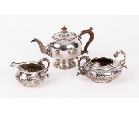 A silver teapot T D &amp; S, Birmingham 1947, with wooden finial and handle, 14cm high, a George IV silver jug, ET, Birmingha