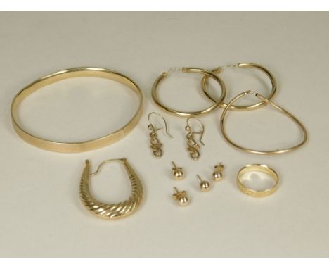 SHETLAND GOLD ETC. A Shetland gold band with engraved decoration (2.4g), various earrings including sleeper earrings &amp; a 